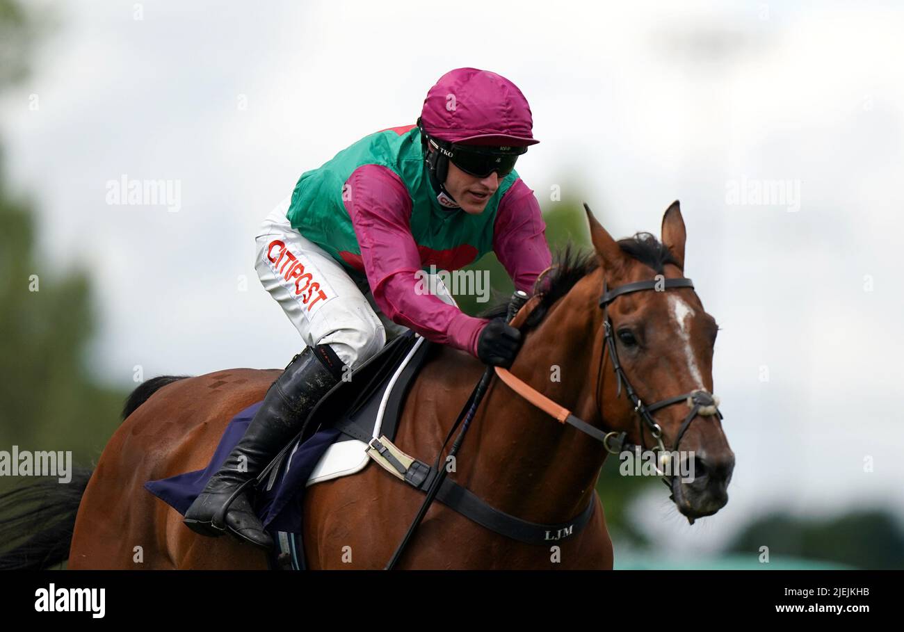 Und das von Adam Wedge gerittene New läuft in der Limited Handicap Chase von Sign Solutions Novices auf der Southwell Racecourse, Nottinghamshire. Bilddatum: Montag, 27. Juni 2022. Stockfoto