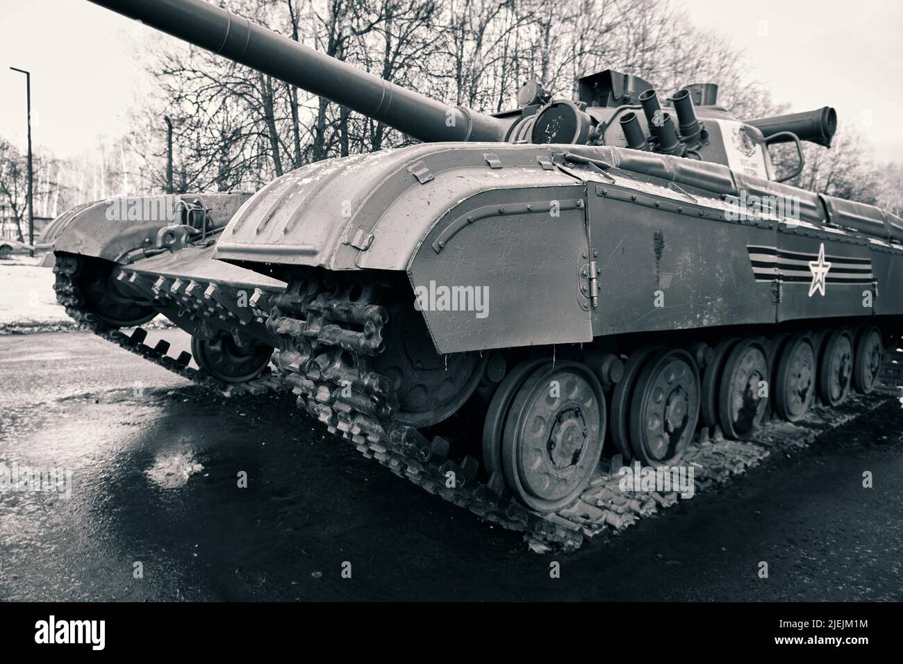Russischer Panzer auf einer Stadtstraße aus der Nähe Stockfoto