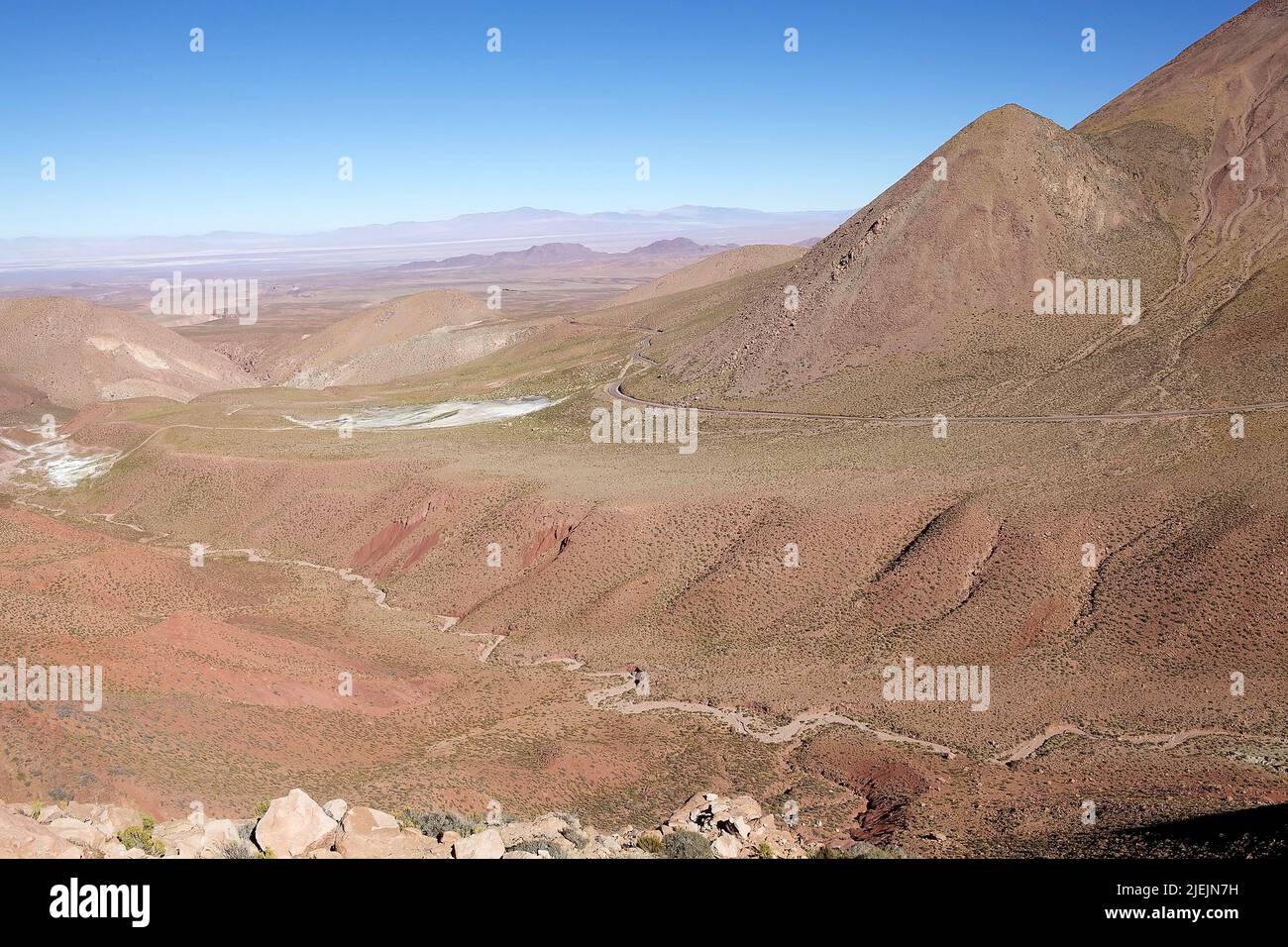 Die Straße durchquert die Atacama-Wüste im Talfluss, Chile. Atacama Wüste ist ein Hochplateau in Südamerika, Streifen von Land der Pazifikküste, Westen Stockfoto