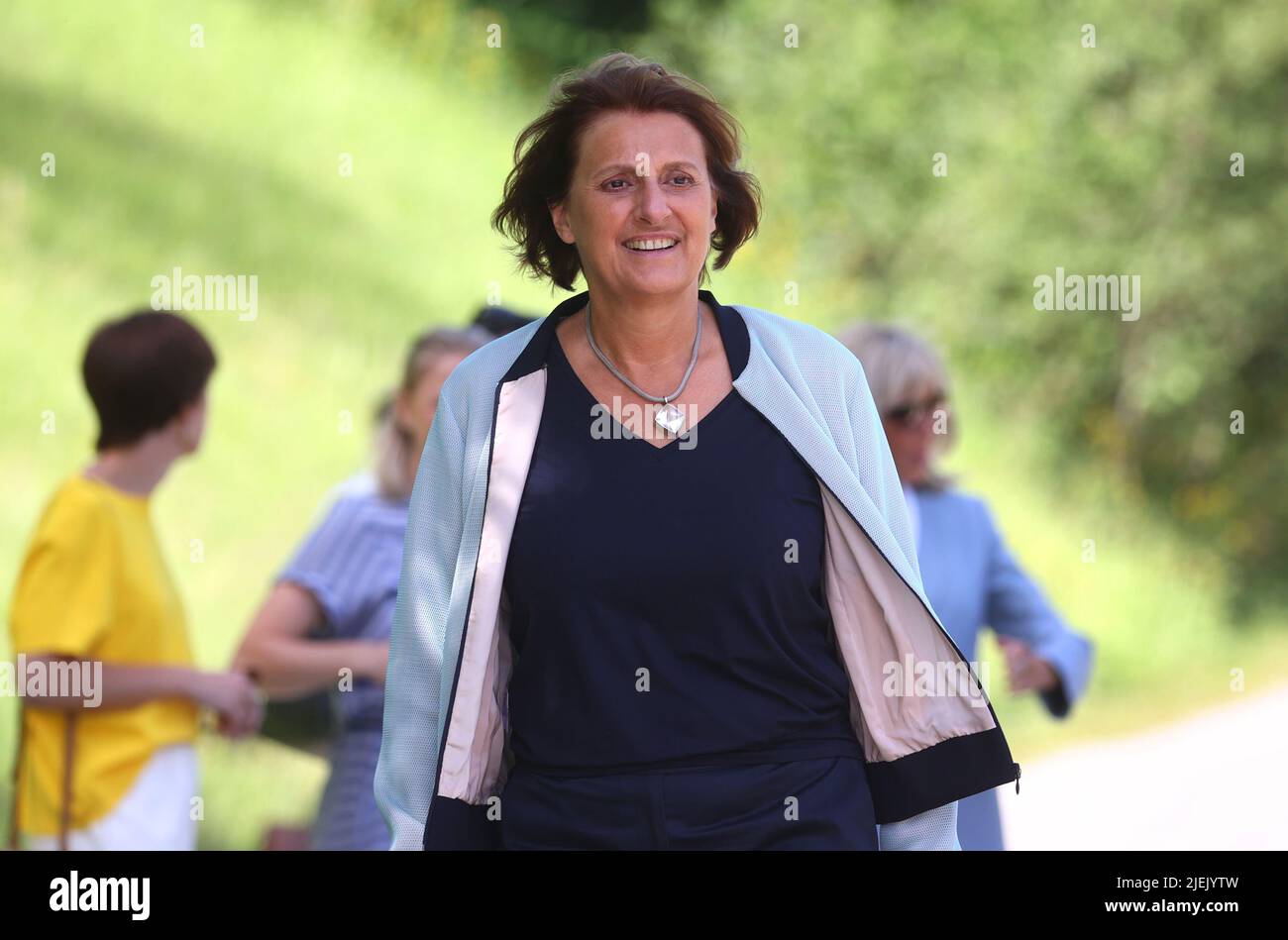 Elmau, Deutschland. 27.. Juni 2022. Britta Ernst, Ehefrau von Bundeskanzler Olaf Scholz (SPD), kommt im Rahmen des Partnerprogramms zu einem Treffen mit der Juniorolympiade Biathlon Werdenfels. Quelle: Karl-Josef Hildenbrand/dpa/Alamy Live News Stockfoto