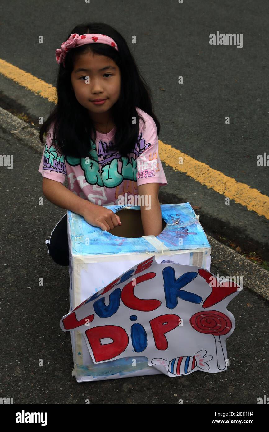 Queen Elizabeth II Platinum Jubilee Street Party Girl mit Lucky Dip Surrey England Stockfoto