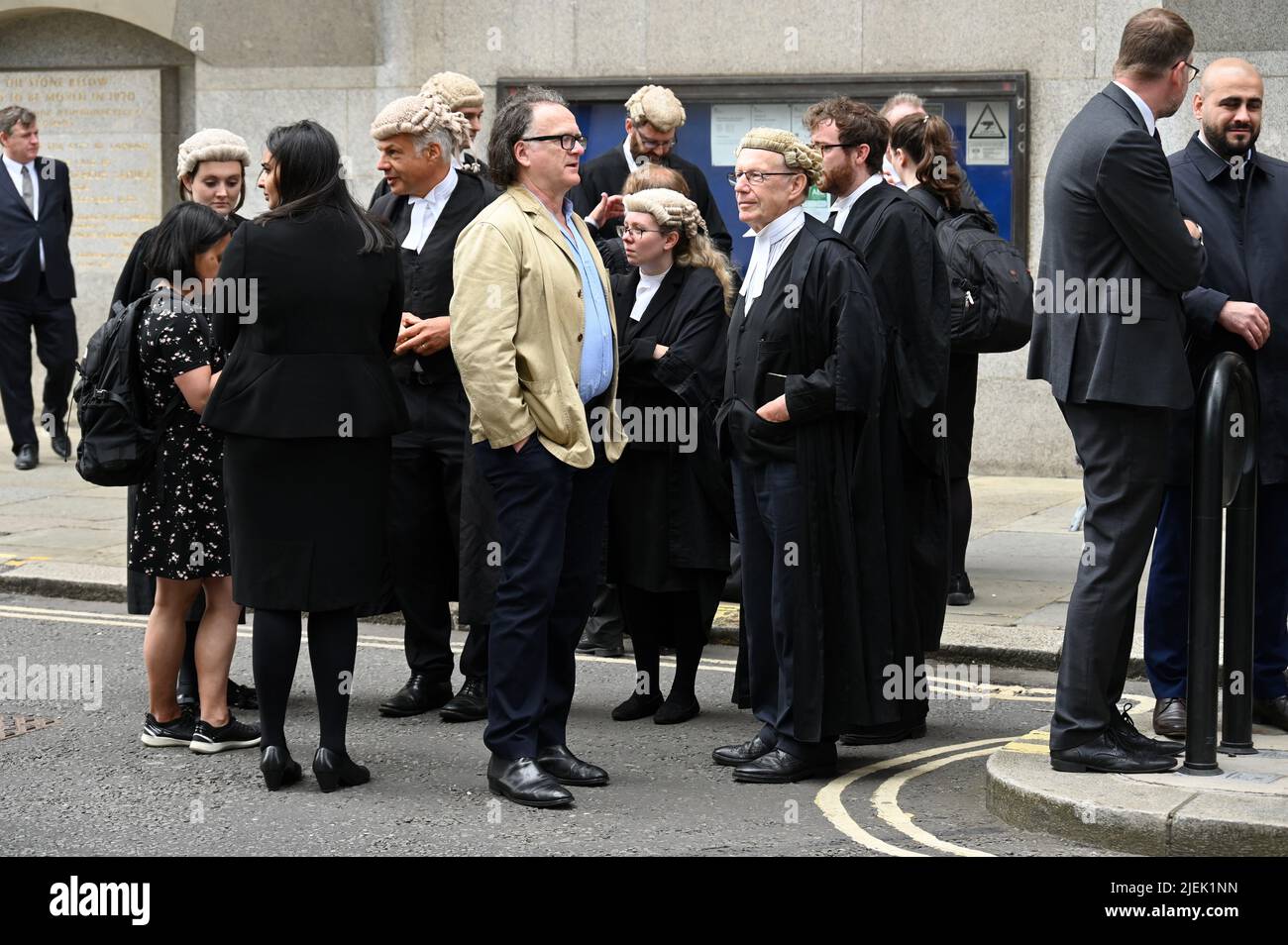 London, Großbritannien. 27.. Juni 2022. London, Großbritannien. Barristers protestieren vor dem zentralen Strafgerichtshof (auch bekannt als Old Bailey) gegen niedrige Anwaltskosten. Kriminelle Friseure behaupten, dass sie am Ende weniger als Mindestlohn für Gerichtsverhandlungen bezahlt werden können. Kredit: michael melia/Alamy Live Nachrichten Stockfoto