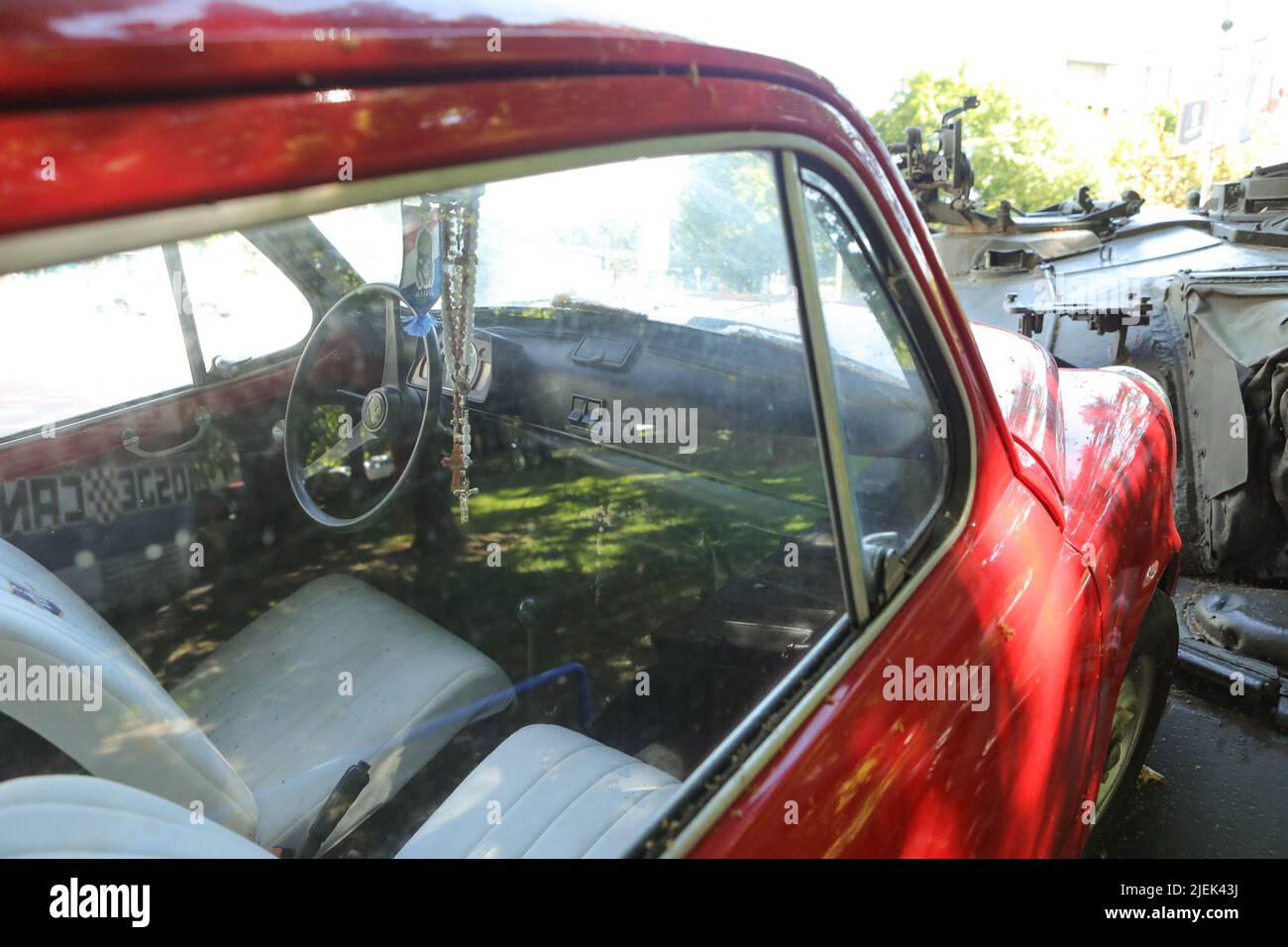 Eine Kunstinstallation, bei der Sie das einst beliebte Auto Zastava 70 sehen können, das am 27. Juni 2022 in der kroatischen Stadt Sistjek einen Militärpanzer mit Füßen tritt. Vor 31 Jahren gingen Panzer der jugoslawischen Volksarmee auf die Straßen von Oijek, um offen ihre Macht zu demonstrieren. Aber auf ihrem Weg fanden sie ein Zastava 750 Auto in der Mitte der Straße geparkt. Natürlich war das kleine rote Auto für einen großen T-55-Panzer ein Leichtes, aber die Trampelszene wird eines der berühmtesten Symbole für den Trotz der mächtigen jugoslawischen Volksarmee aus den ersten Tagen des Heimatkrieges werden. Foto: Dubravka Petric/PIXSELL Stockfoto