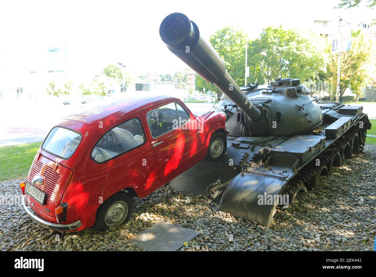 Eine Kunstinstallation, bei der Sie das einst beliebte Auto Zastava 70 sehen können, das am 27. Juni 2022 in der kroatischen Stadt Sistjek einen Militärpanzer mit Füßen tritt. Vor 31 Jahren gingen Panzer der jugoslawischen Volksarmee auf die Straßen von Oijek, um offen ihre Macht zu demonstrieren. Aber auf ihrem Weg fanden sie ein Zastava 750 Auto in der Mitte der Straße geparkt. Natürlich war das kleine rote Auto für einen großen T-55-Panzer ein Leichtes, aber die Trampelszene wird eines der berühmtesten Symbole für den Trotz der mächtigen jugoslawischen Volksarmee aus den ersten Tagen des Heimatkrieges werden. Foto: Dubravka Petric/PIXSELL Stockfoto