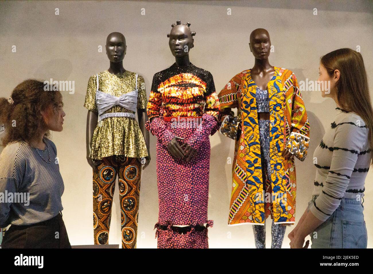 BIS zum 12,01am 28. JUNI 2022 GESPERRT London, Großbritannien, 27. Juni 2022: Das V&A Museum eröffnet seine neueste Ausstellung, 'Africa Fashion', die bislang umfangreichste Ausstellung afrikanischer Mode in Großbritannien mit über 250 ausgestellten Objekten. Anna Watson/Alamy Live News Stockfoto