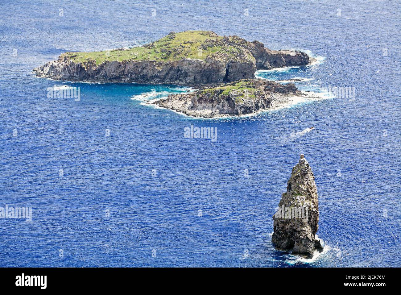 Blick von Orongo auf das Meer, Osterinsel, Chile. Motu Iti zwischen dem größeren Motu Nui und dem Meeresstapel von Motu Kao Kao, dem Ort des Rituals der Stockfoto