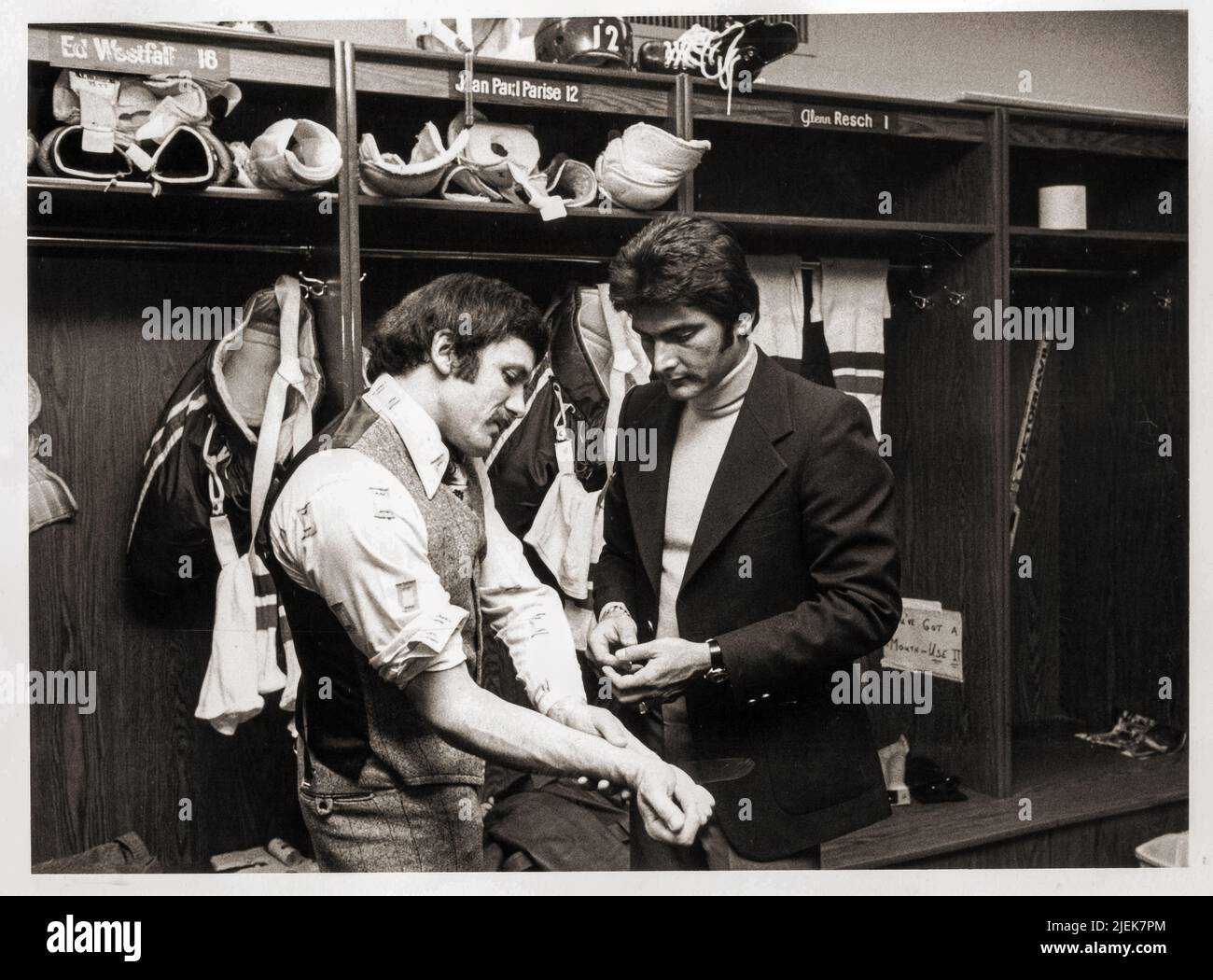 Dr. Minkoff, ein orthopädischer Chirurg vom Institut für Sportmedizin, besucht Glenn Chico Resch in der Ankleidekabine der Islanders im Nassau Coliseum in Uniondale, Long Island, New York. Ca. 1976. Stockfoto