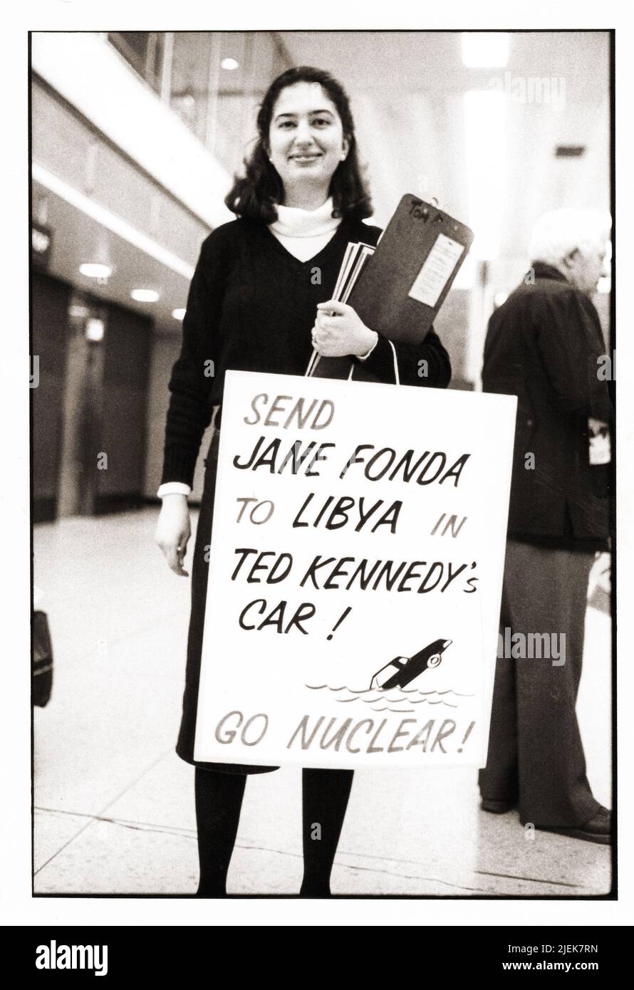Eine pro-nukleare Protesterin auf dem LaGuardia Airport in Queens mit einem Schild, das Jane Fonda und Teddy Kennedy auf die Spur gebracht hat. In Queens, New York um 1978. Stockfoto