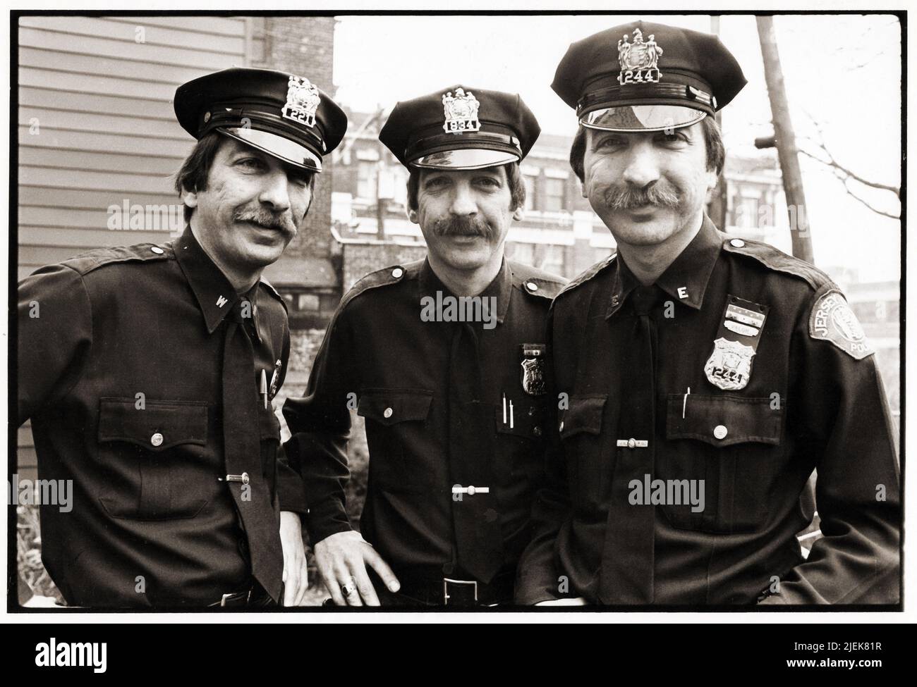 Die Koralja-Drillinge, von denen jeder ein Polizist der New Jersey City Polizei wurde. 1981. Stockfoto