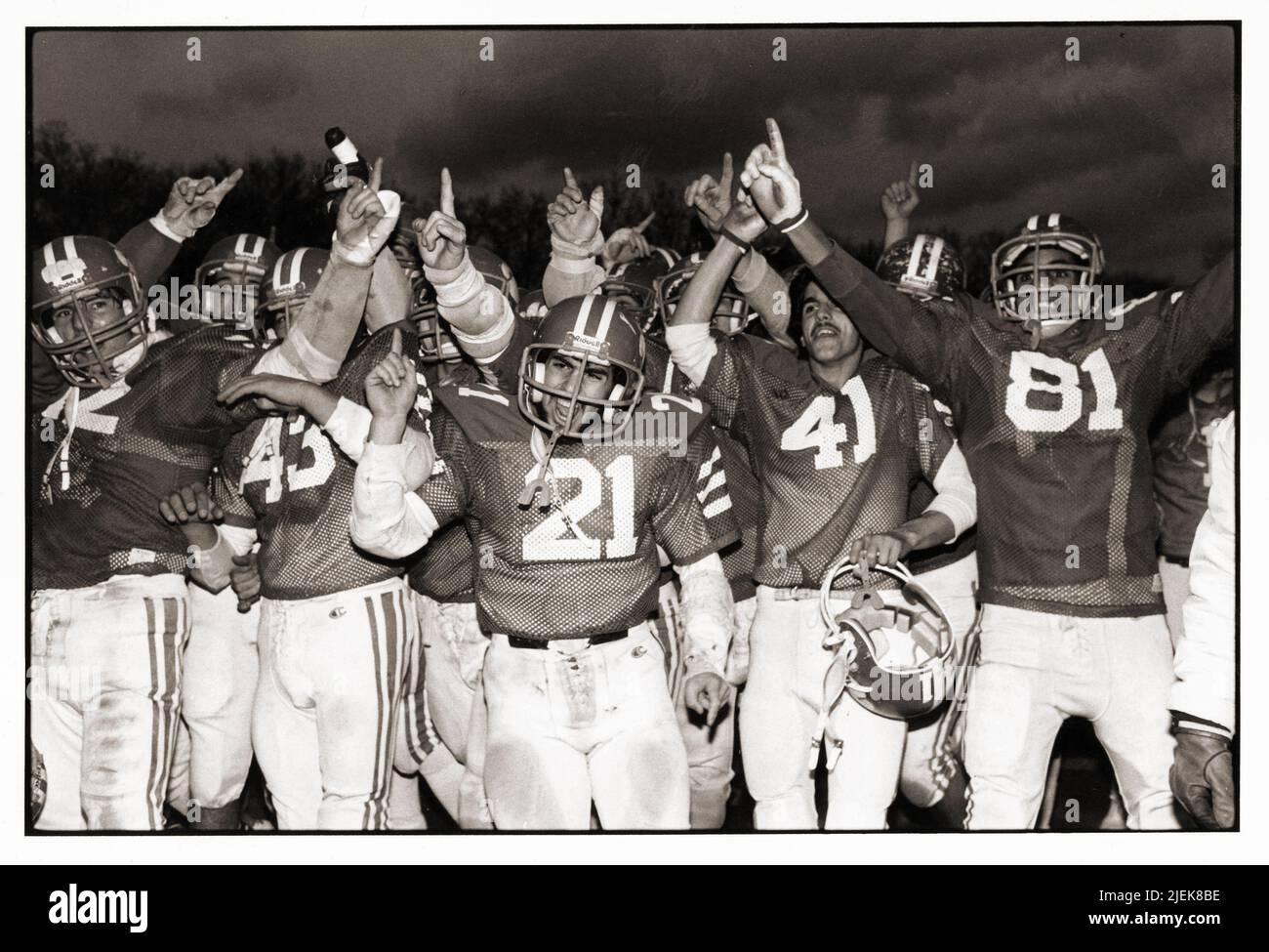 Fußballspieler aus St. Die John the Baptist High School feierte 1982 den Gewinn des Metro Bowl. Die Champions der Catholic High Schools Football League liefen zum dritten Mal in Folge durch und besiegten John Adams, den Champion der Public Schools Athletic League, mit 27:16, im Midwood Field in Brooklyn. Stockfoto