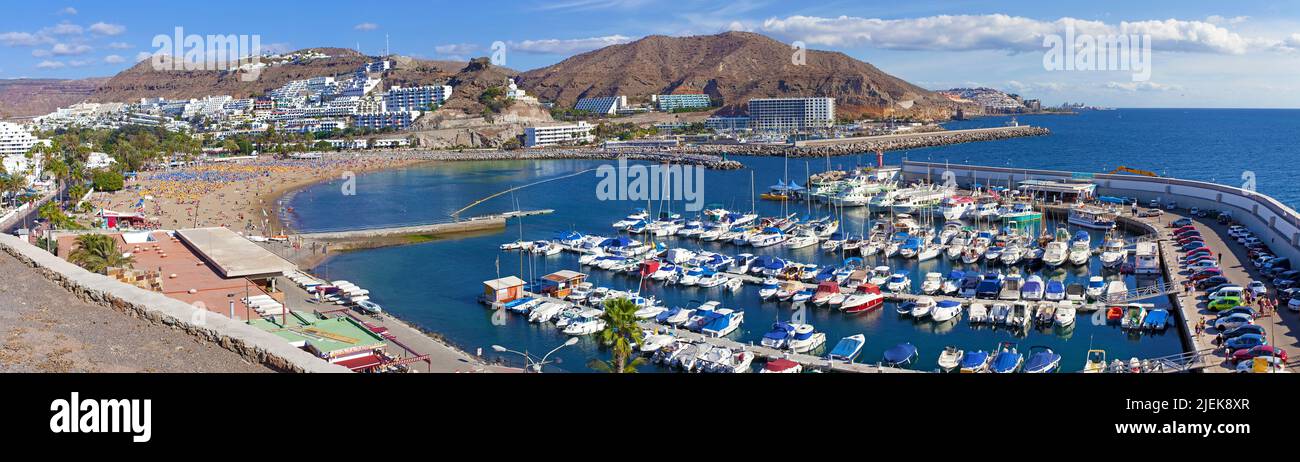 Panoramablick, Strand und Yachthafen von Puerto Rico, Grand Canary, Kanarische Inseln, Spanien, Europa Stockfoto