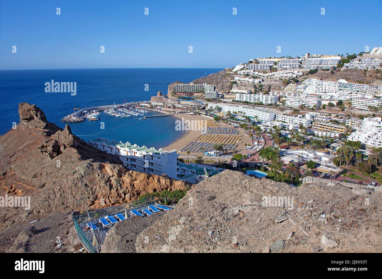 Strand und Yachthafen von Puerto Rico, Grand Canary, Kanarische Inseln, Spanien, Europa Stockfoto