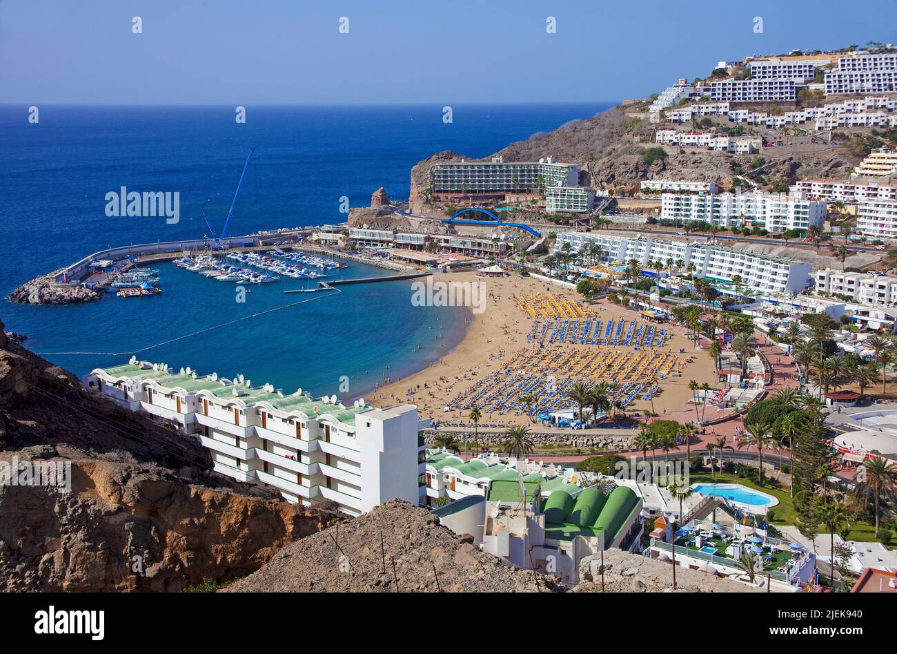 Strand und Yachthafen von Puerto Rico, Grand Canary, Kanarische Inseln, Spanien, Europa Stockfoto