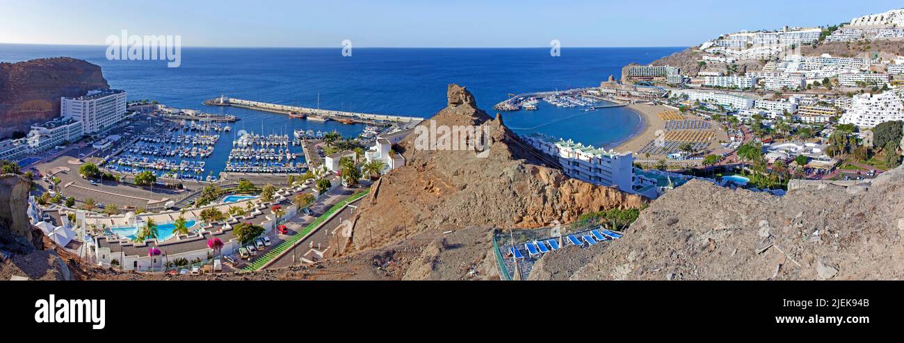 Panoramablick, Strand und Yachthafen von Puerto Rico, Grand Canary, Kanarische Inseln, Spanien, Europa Stockfoto