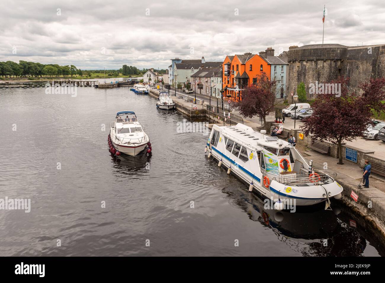 Motorcruiser auf dem Fluss Shannon an einem bewölkten Tag in Athlone, Co. Westmeath, Irland. Stockfoto