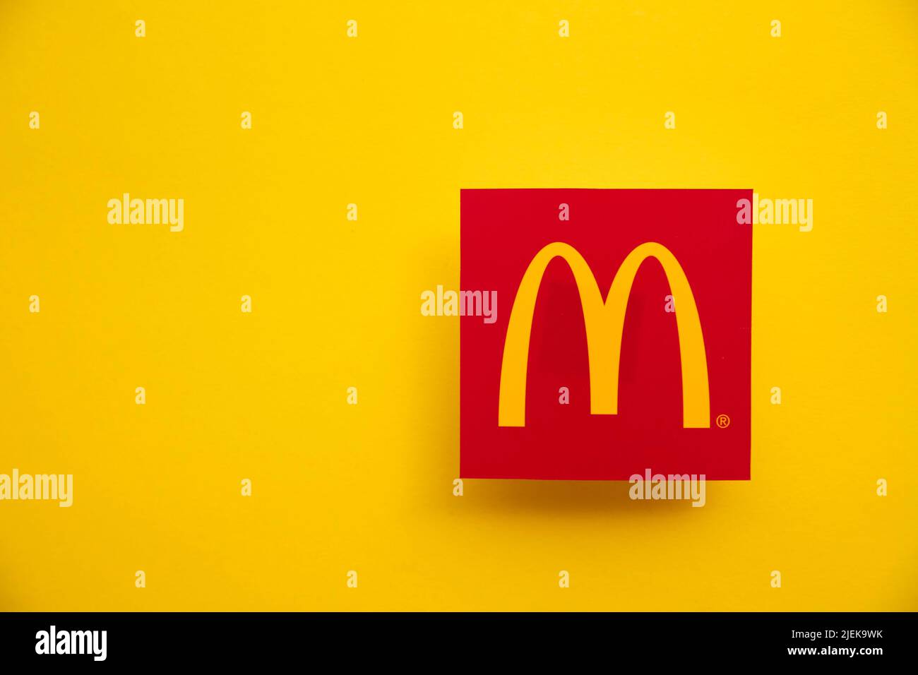 LONDON, Großbritannien - 2022. Juni: McDonalds ikonisches Logo auf gelbem Hintergrund. McDonalds ist ein globales Fast-Food-Unternehmen Stockfoto