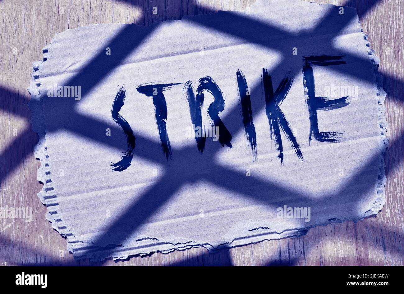 Handgeschriebener Wortstreik auf Karton, Protest und Traurigkeit Stockfoto