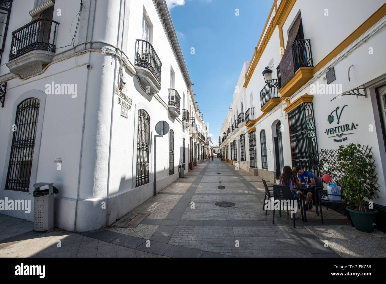 Im Sommer durch die ruhigen Straßen von Moguer schlendern Stockfoto