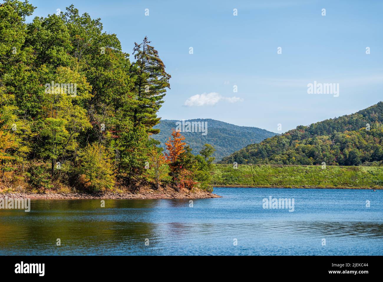 Schweitzer See in Rockingham County Hinton, Virginia Herbstsaison im George Washington National Forest sonnige Landschaft mit blauem Wasser und Himmel Stockfoto