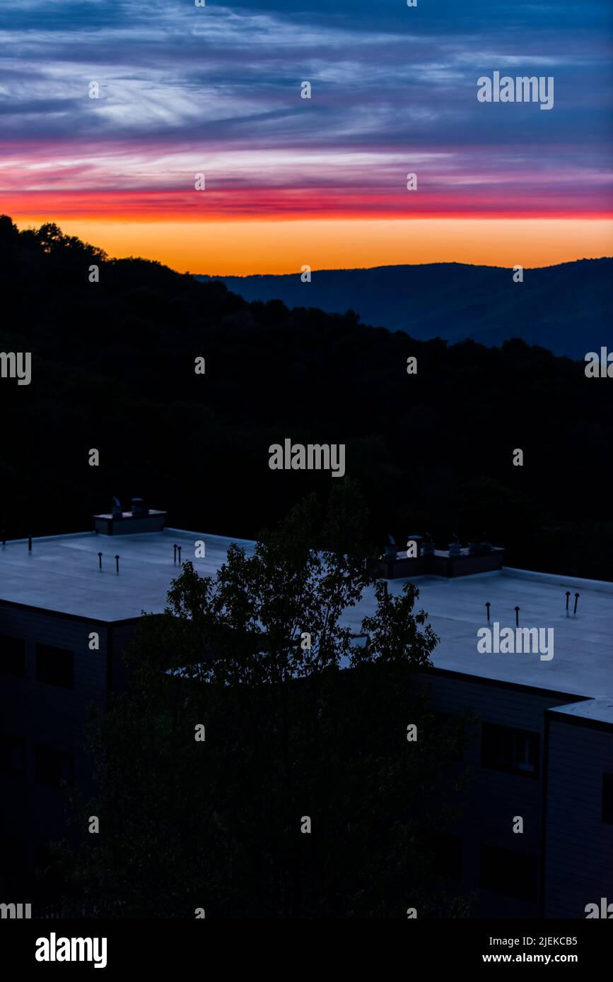 Hochwinklige vertikale Ansicht vom Sugar Mountain auf die untergehenden Dämmerungskammschichten in den North Carolina Blue Ridge Appalachias mit Schattenbäumen und lebhaftem CO Stockfoto