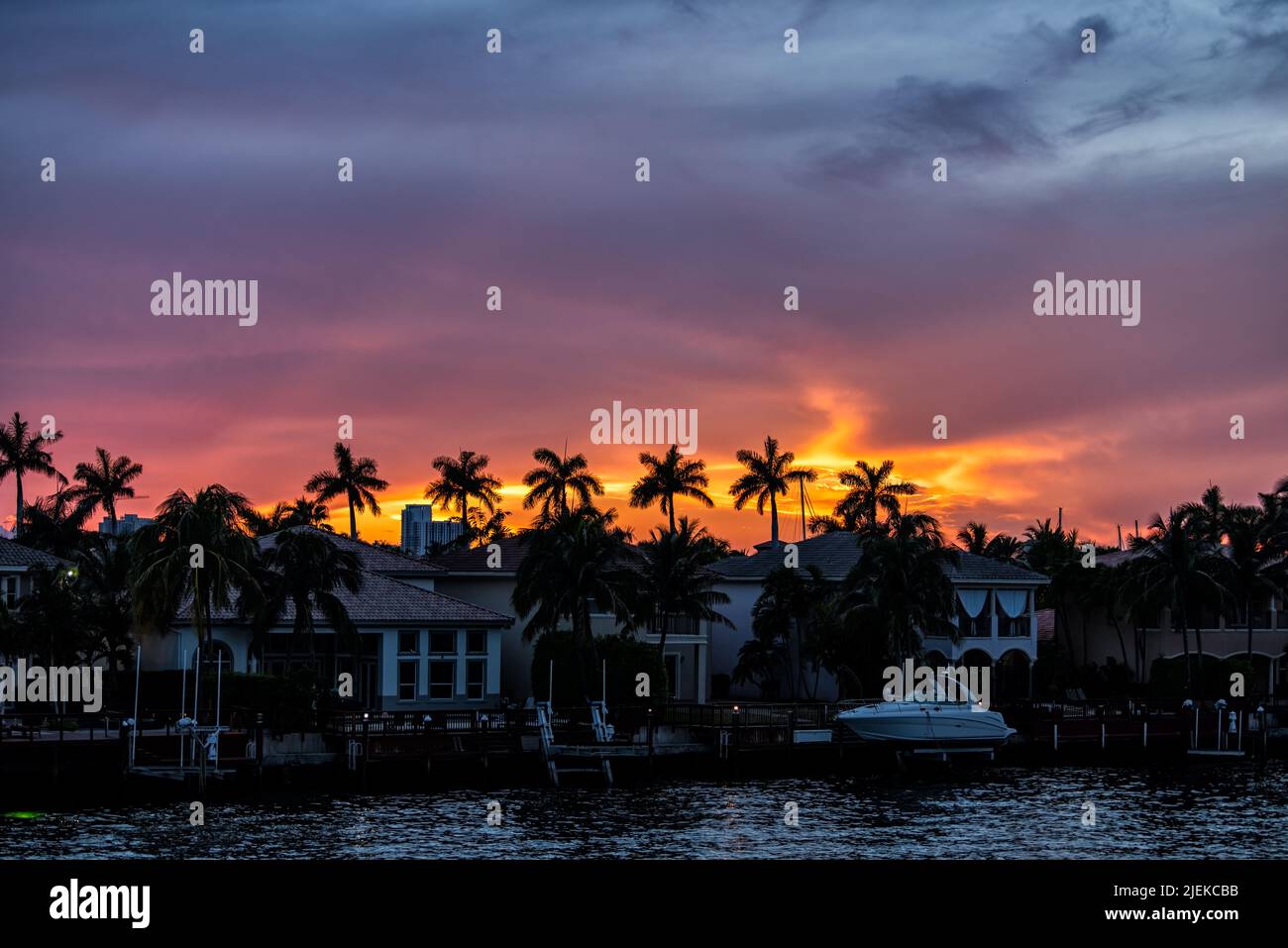 Hollywood Beach im Norden von Miami, Florida Intracoastal Water Canal Stranahan River und Blick auf Villen am Wasser Häuser bei schönem Sonnenuntergang mit Palmen Stockfoto