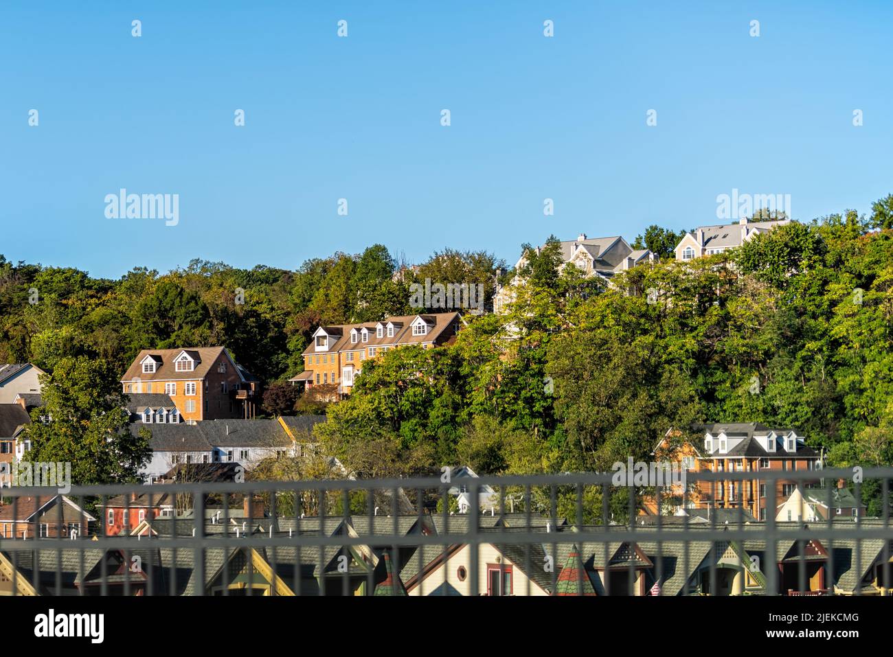 Die historische Stadt Occoquan im Norden von Virginia beherbergt Gebäude, Architektur und Blick auf die Skyline der Stadt und den blauen Himmel in Prince William Cou Stockfoto
