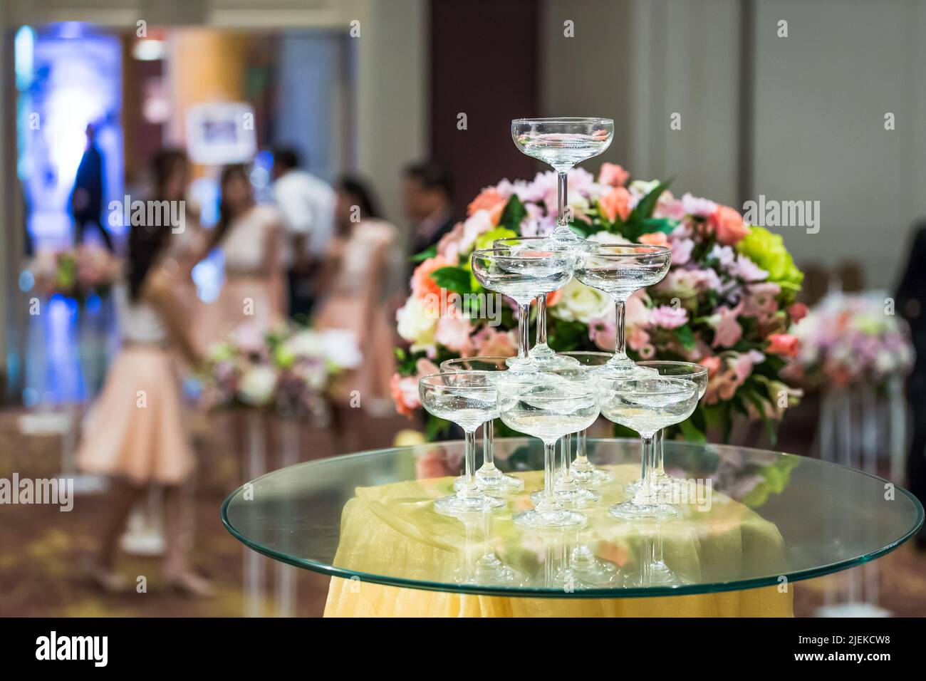 Weingläser Gruppe bei der Hochzeit und glückliche Gruppe von Menschen Stockfoto