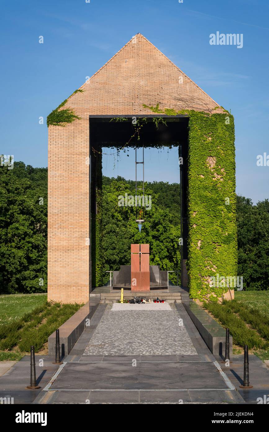 Kenotaf - gemeinsames Grab von nicht identifizierten Opfern des Heimatkrieges auf dem Mirogoj Friedhof, Zagreb, Kroatien Stockfoto