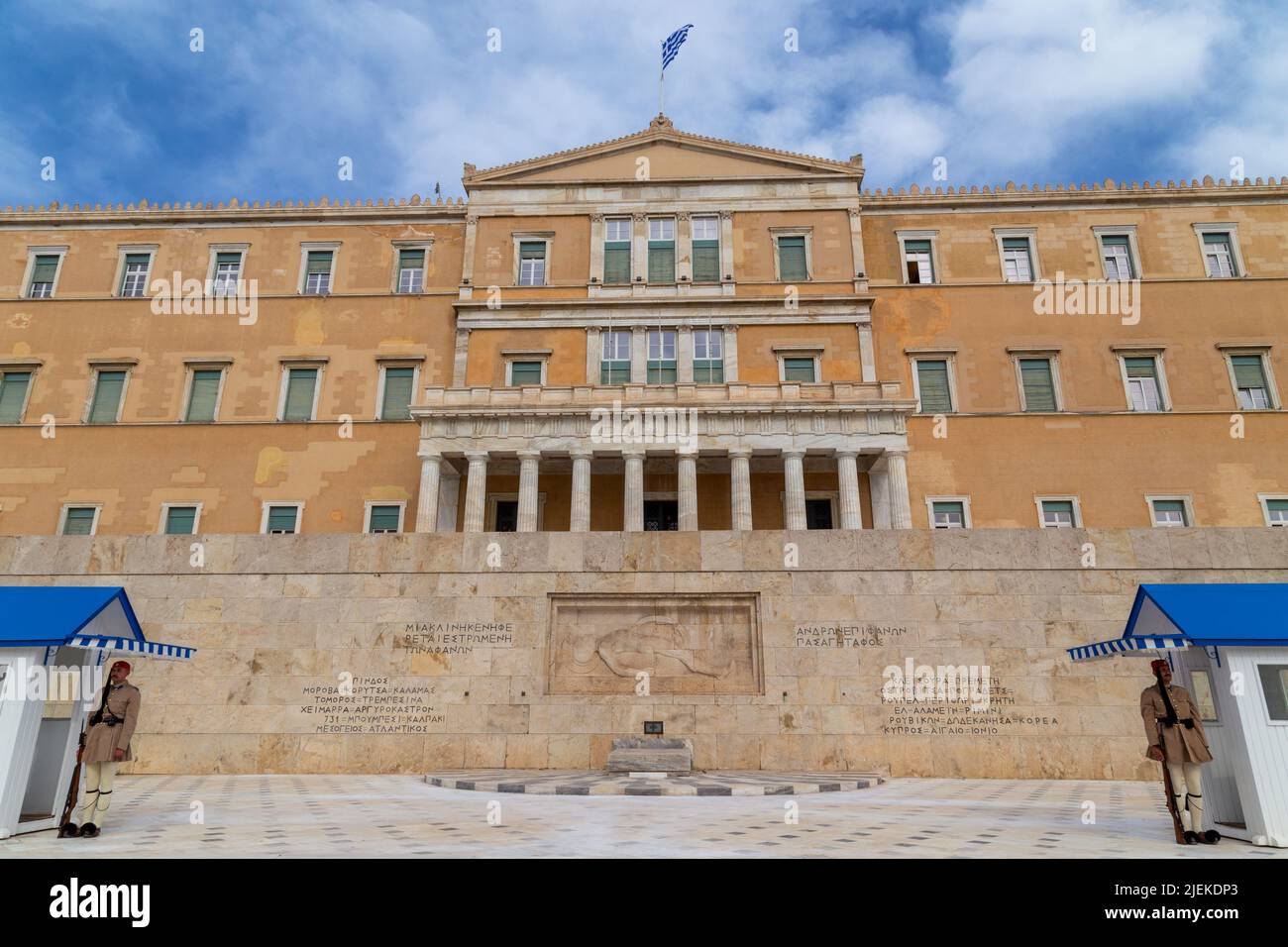 ATHEN, GRIECHENLAND - 06 2022. MAI: Zeremonielle Aufseher des Präsidenten - Evzones am Grab des unbekannten Soldaten vor dem griechischen Parlament, Athen, Gr Stockfoto