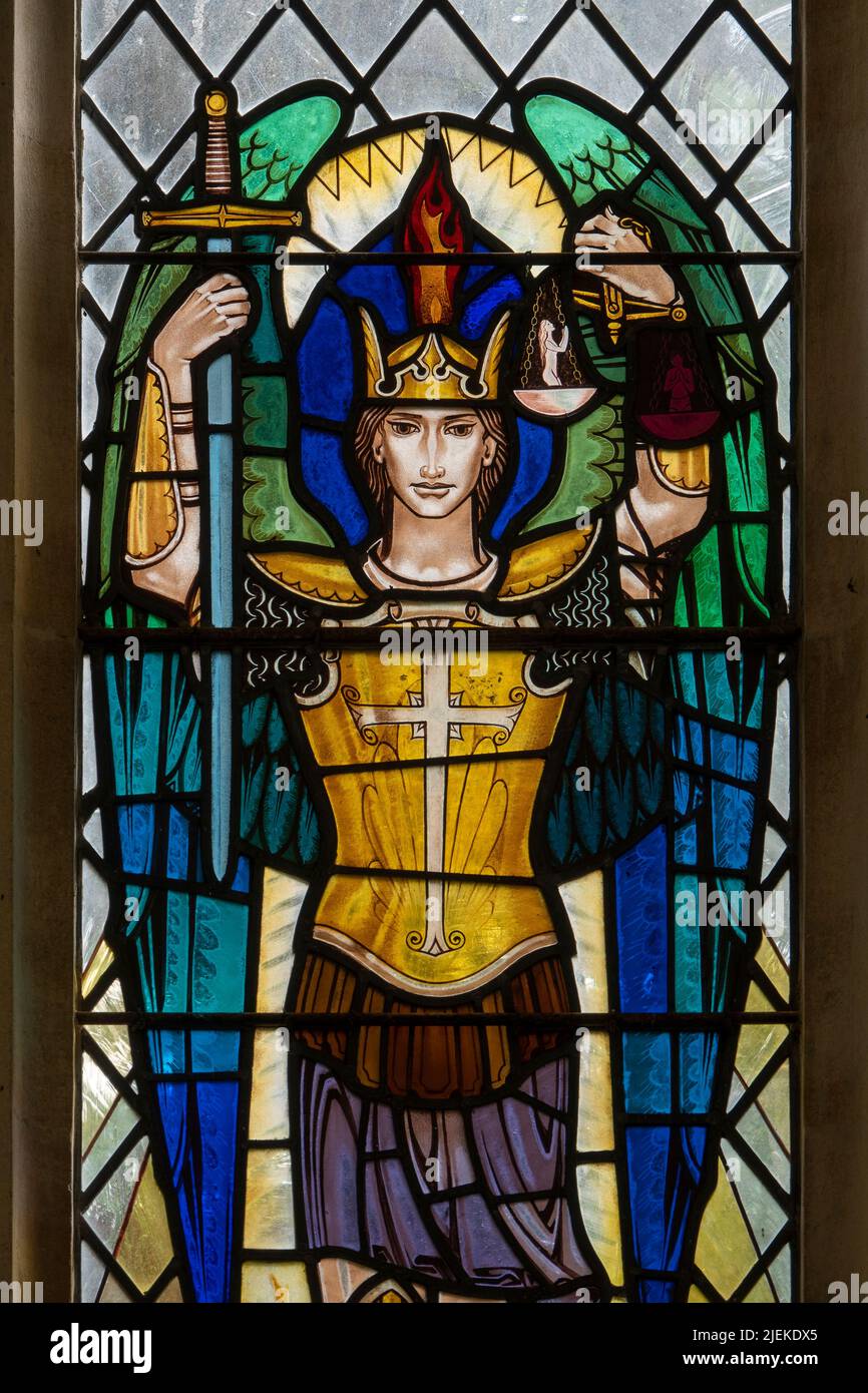 St. Michael wiegt Seelen in dem von Eric Dilworth entworfenen Ostfenster aus Buntglas in der St. Michael's Kirche, Tunstall, Suffolk Stockfoto