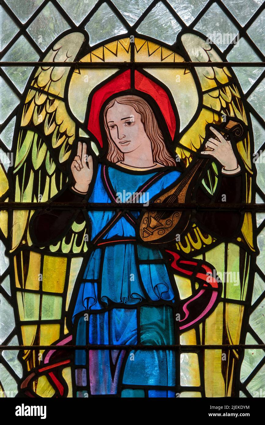 Erzengel Raphael in dem von Eric Dilworth entworfenen Ostfenster aus Buntglas in der St. Michael's Kirche, Tunstall, Suffolk Stockfoto