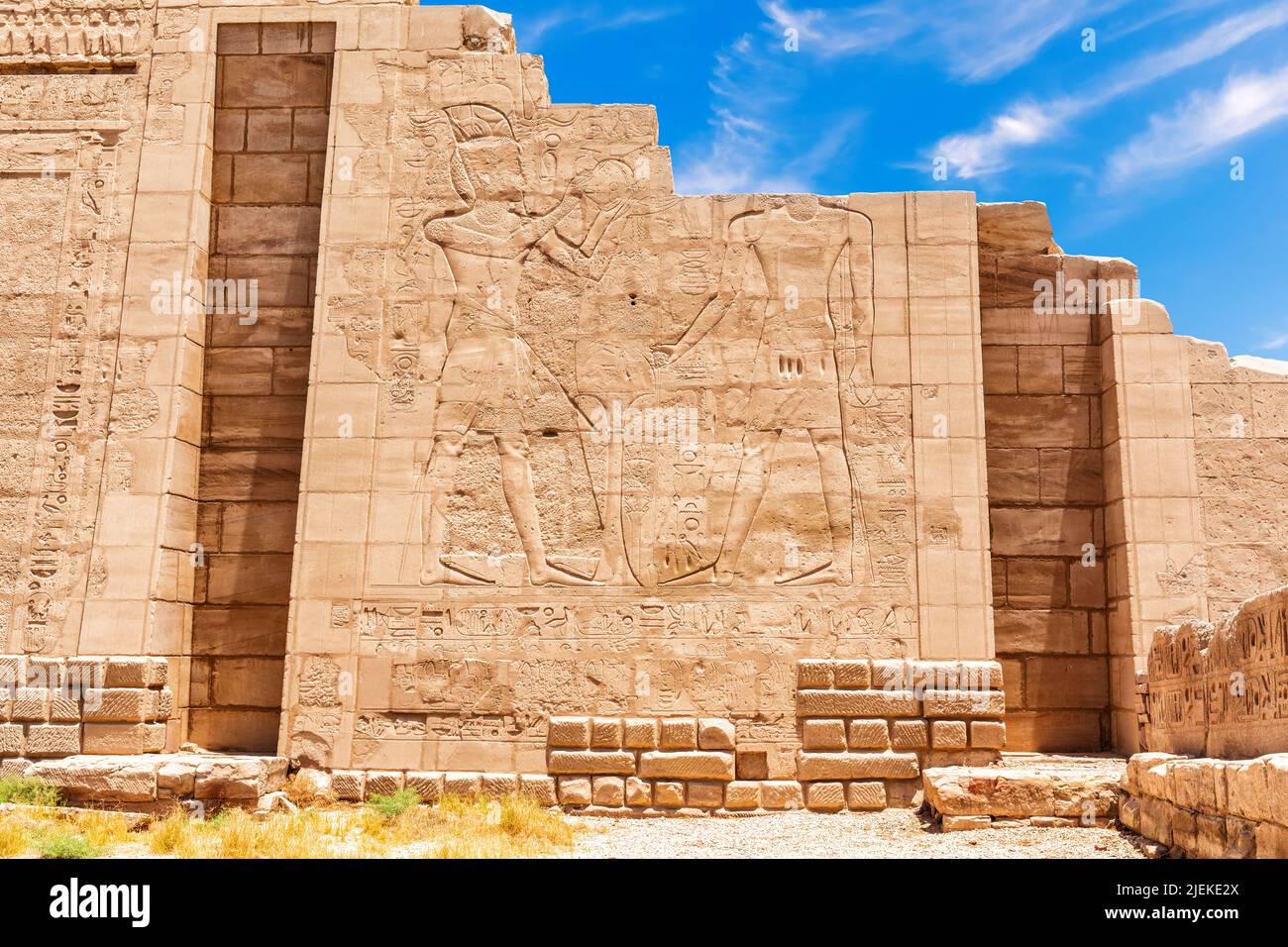 Alte Schnitzereien an der Wand des Karnak-Tempels, 7 Pylon-Ansicht, Luxor, Ägypten Stockfoto