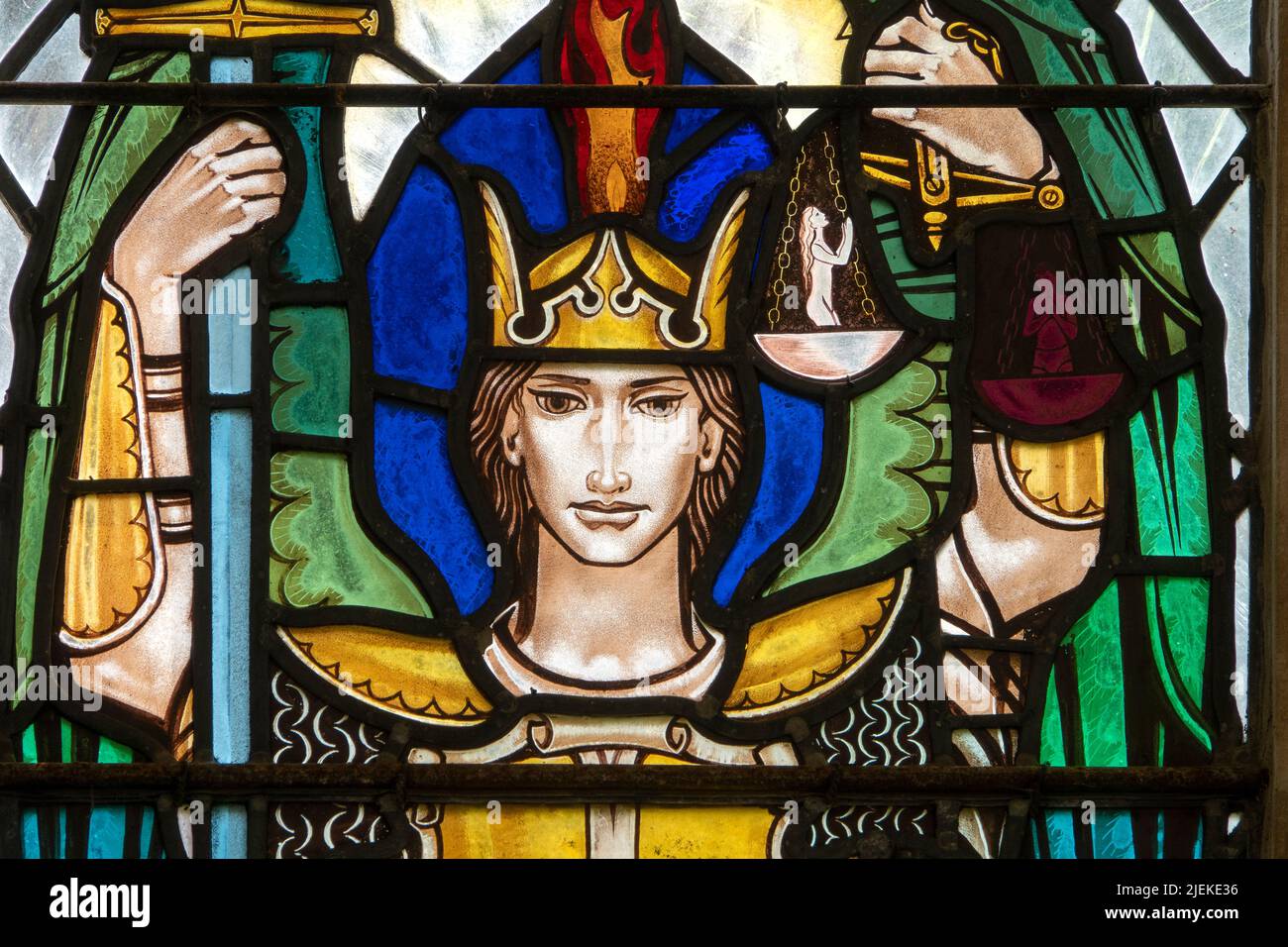 St. Michael wiegt Seelen in dem von Eric Dilworth entworfenen Ostfenster aus Buntglas in der St. Michael's Kirche, Tunstall, Suffolk Stockfoto