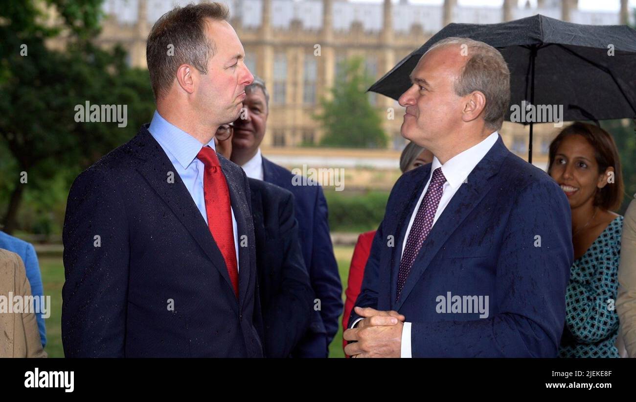 Das Screengrab aus dem PA Video des neu gewählten Abgeordneten für Tiverton und Honiton, Richard Foord (links), wird von LibDem-Chef Ed Davey an seinem ersten Arbeitstag im Houses of Parliament, Westminster, London, begrüßt. Bilddatum: Montag, 27. Juni 2022. Stockfoto