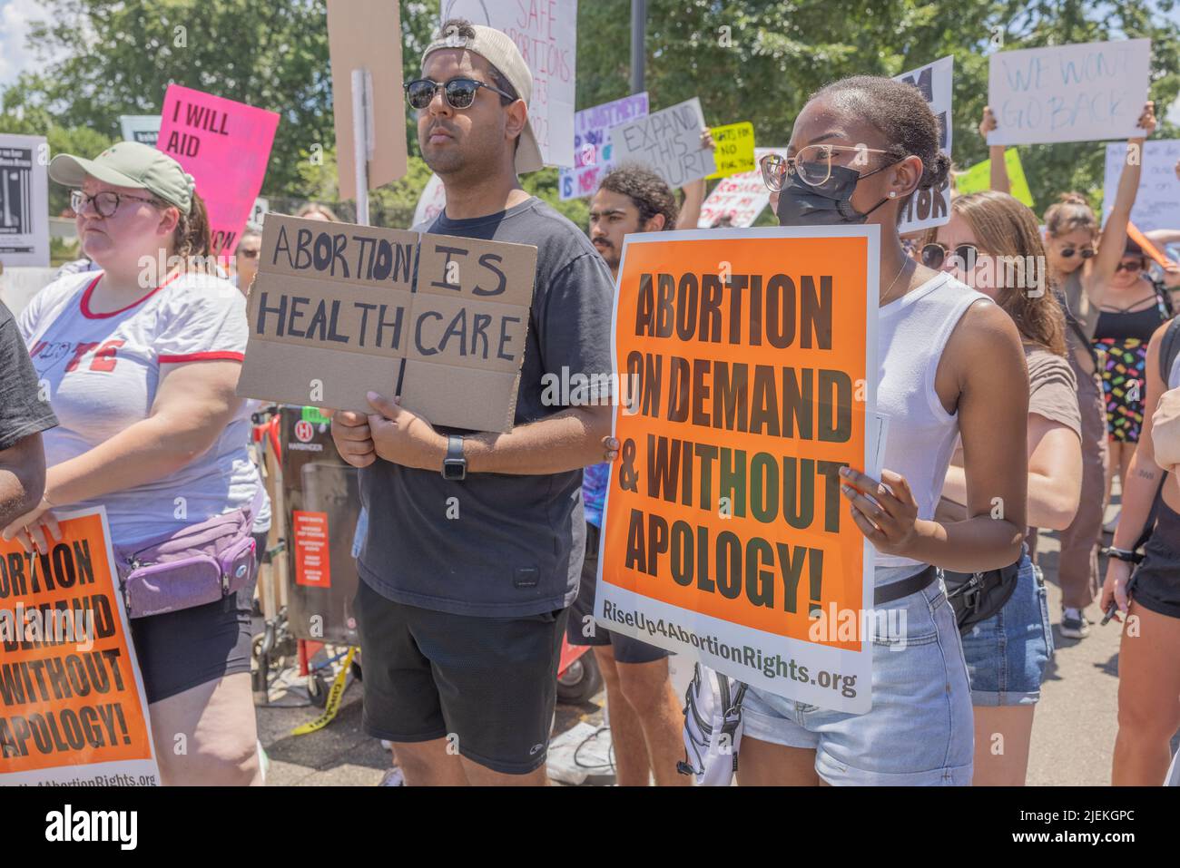 WASHINGTON, D.C., 25. Juni 2022: Demonstranten für Abtreibungsrechte versammeln sich in der Nähe des Obersten Gerichtshofs der Vereinigten Staaten. Stockfoto
