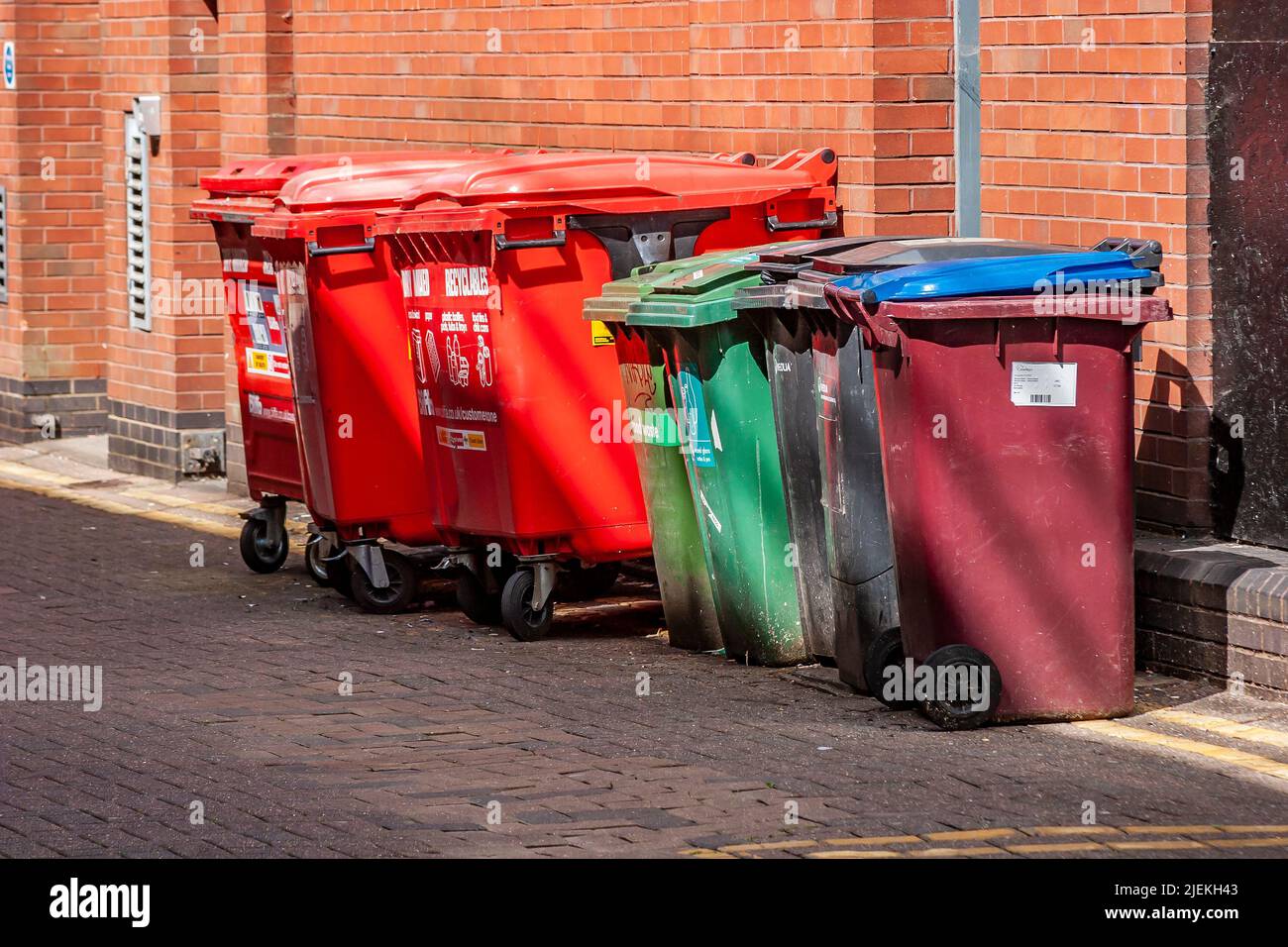 Am Abholtag werden gewerbliche Abfallbehälter im Stadtzentrum von Northampton, England, Großbritannien, abgestellt. Stockfoto