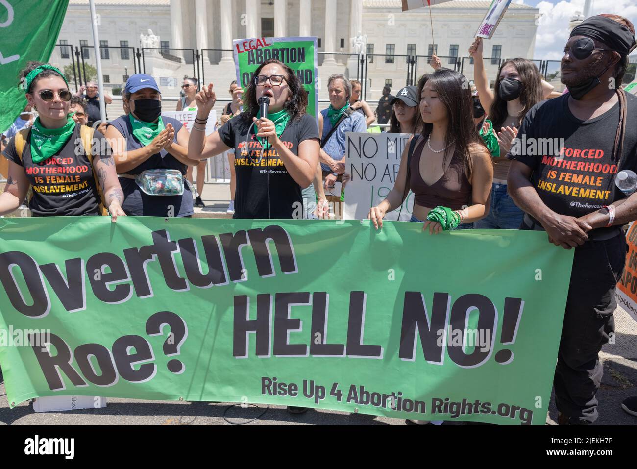 WASHINGTON, D.C., 25. Juni 2022: Demonstranten für Abtreibungsrechte versammeln sich in der Nähe des Obersten Gerichtshofs der Vereinigten Staaten. Stockfoto