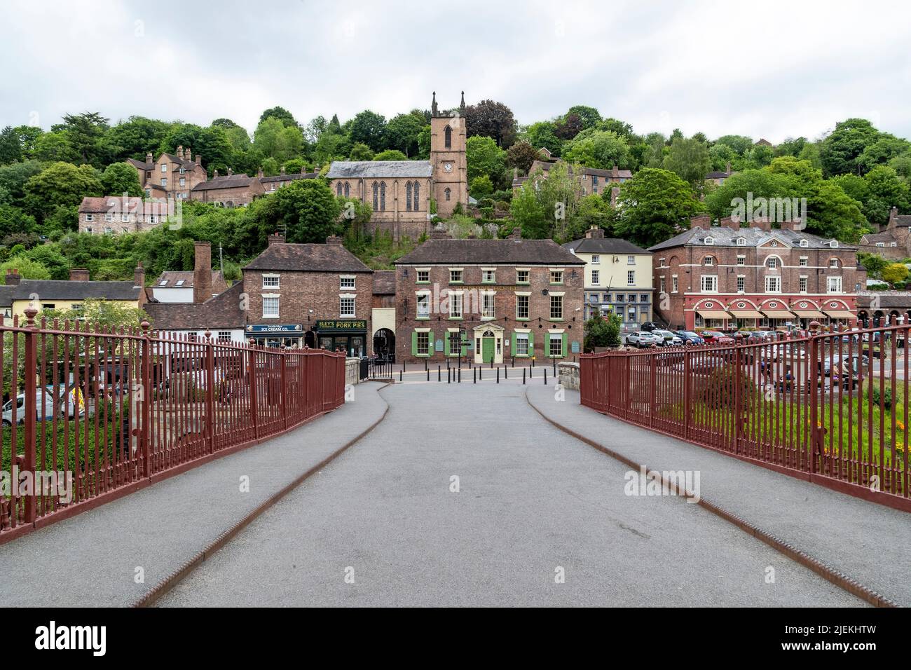 Blick über die Brücke in Ironbridge, Telford, Shropshire, England, Großbritannien Stockfoto