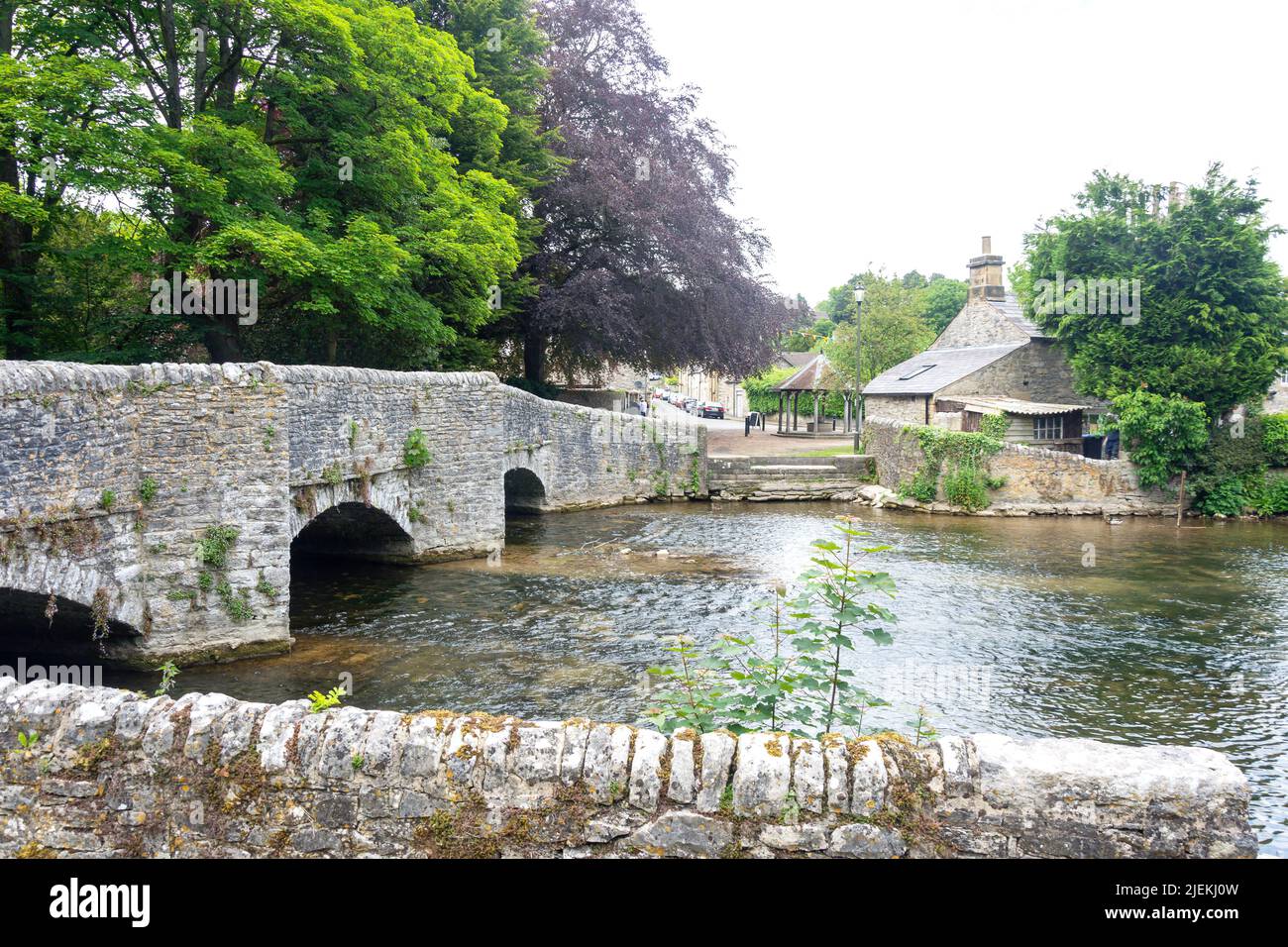 17. Century The Sheepwash Bridge, Ashford in the Water, Derbyshire, England, Vereinigtes Königreich Stockfoto