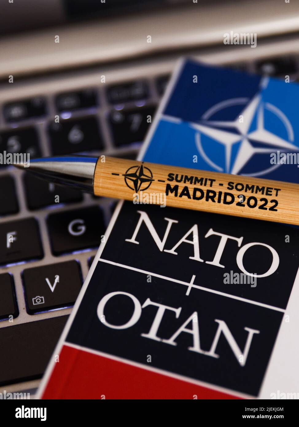 Madrid, Krakau, Spanien. 27.. Juni 2022. Ein Stift und ein Notizbuch mit dem Logo des NATO-Gipfels in Madrid sind auf dem Bild zu sehen, das am 27. Juni 2022 in Madrid, Spanien, aufgenommen wurde. (Bild: © Beata Zawrzel/ZUMA Press Wire) Stockfoto