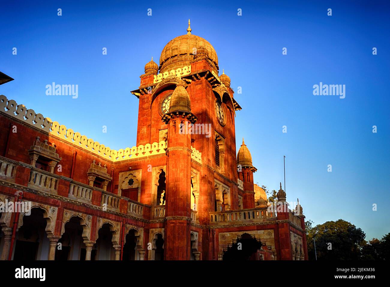 Riesige Wanduhr, Uhrturm der Mahatma Gandhi Hall. Ghanta Ghar, Indore, Madhya Pradesh. Auch bekannt als King Edward Hall. Indische Architektur. Stockfoto