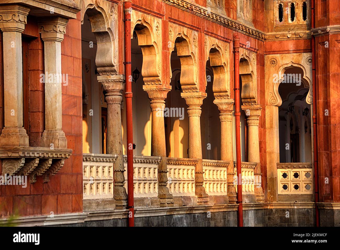 Bögen und Säulen der Mahatma Gandhi Hall. Ghanta Ghar, Indore, Madhya Pradesh. Auch bekannt als King Edward Hall. Indische Architektur. Stockfoto