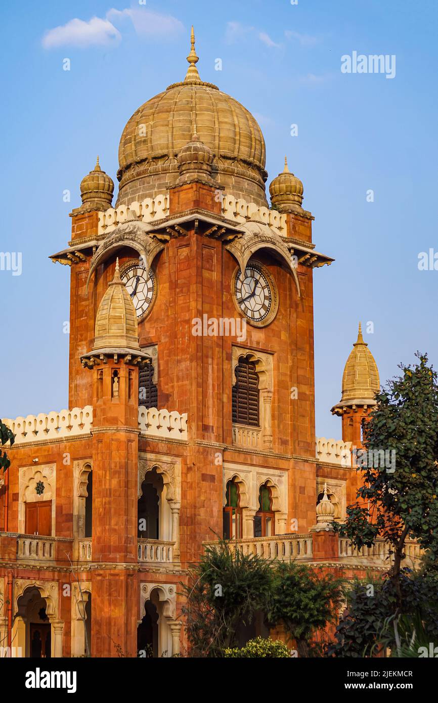 Riesige Wanduhr, Uhrturm der Mahatma Gandhi Hall. Ghanta Ghar, Indore, Madhya Pradesh. Auch bekannt als King Edward Hall. Indische Architektur. Stockfoto