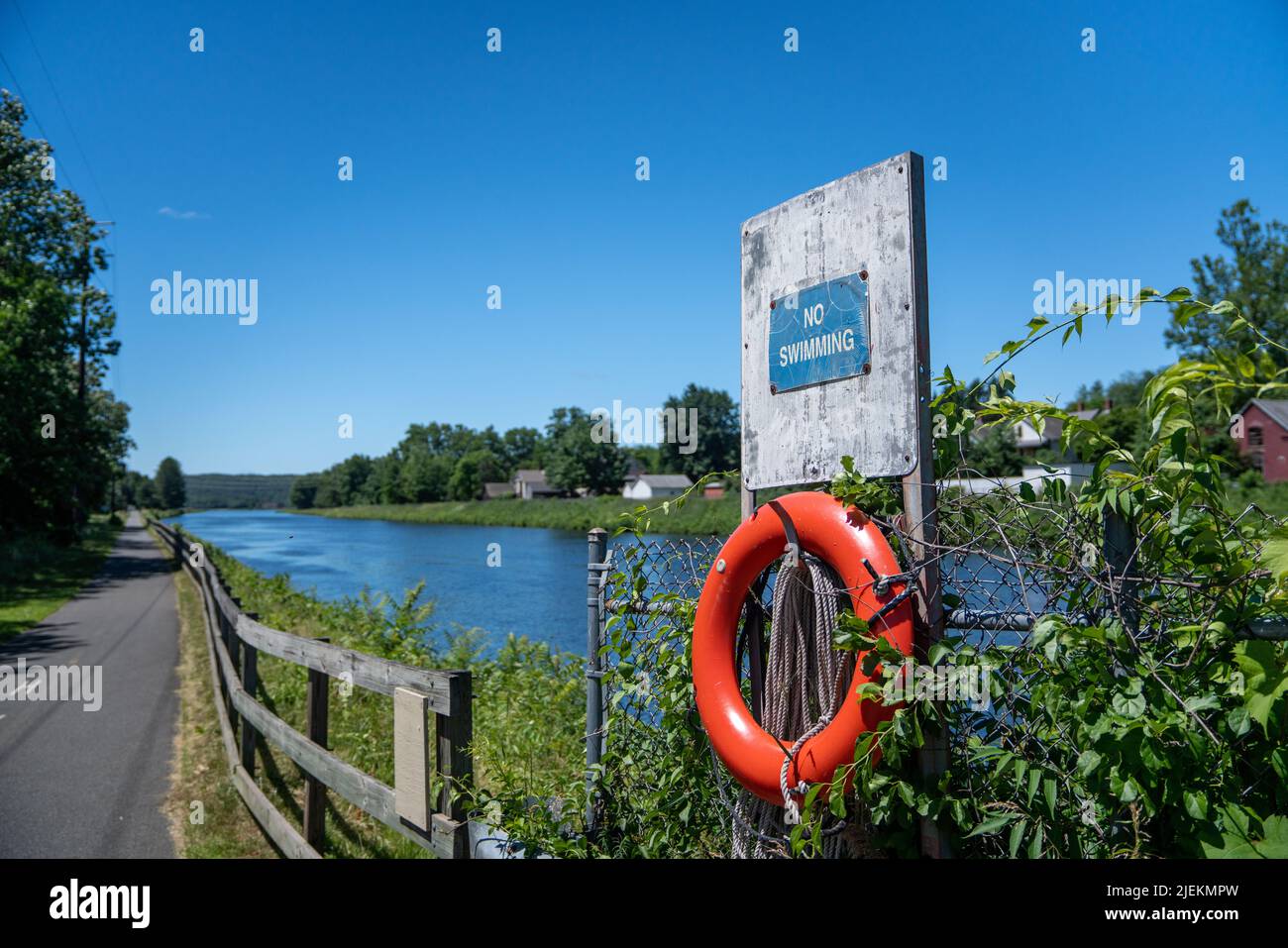 Radweg entlang eines Kanals Stockfoto