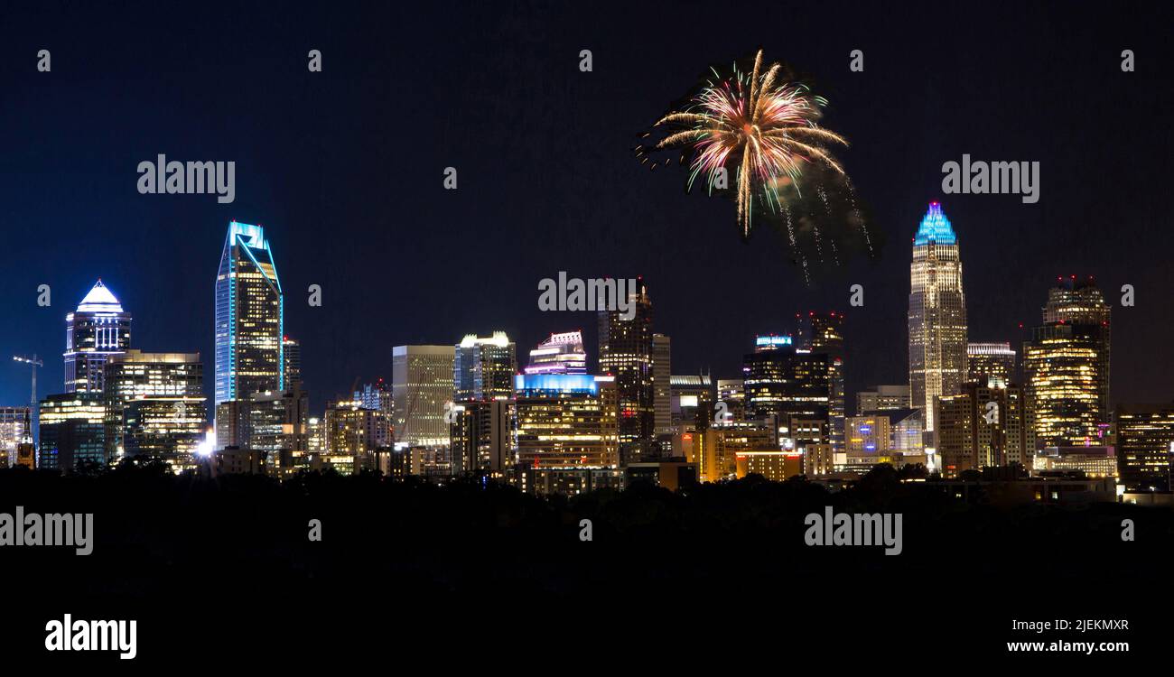 Atemberaubende Skyline von Charlotte, North Carolina, bei Nacht mit explodierenden Feuerwerken. Stockfoto