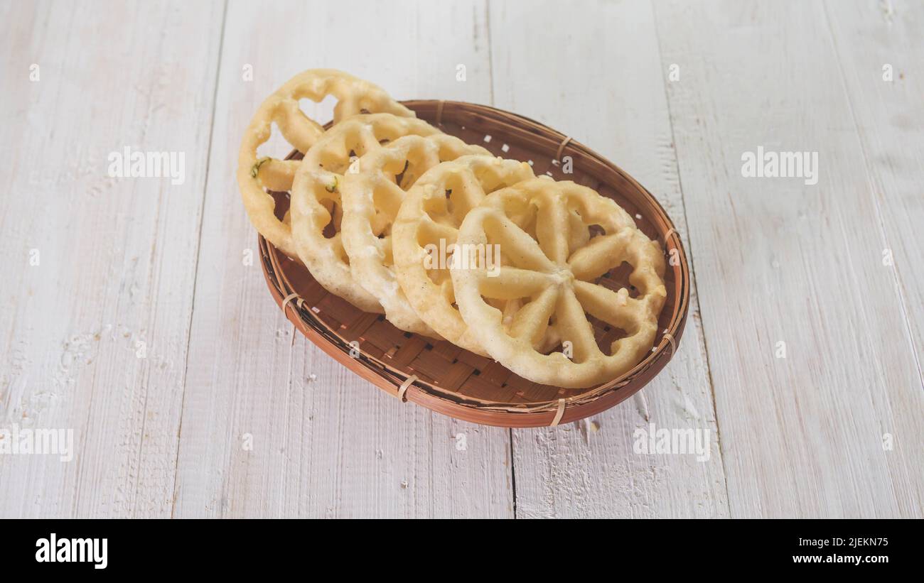 Kembang Goyang oder Schüttelblume, indonesische typisch hausgemachte knusprig gebratenen Snack in Blumenform und typisch für Betawi Snack und sehr beliebt für die Stockfoto