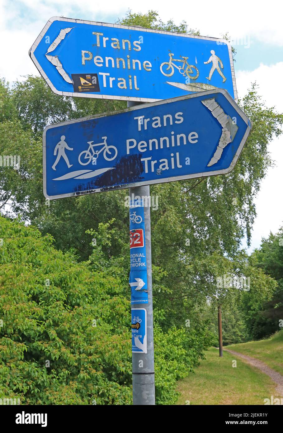 Blaue Schilder auf dem Trans Pennine Trail bei Walton Lock, Walton, Warrington, Cheshire, ENGLAND, GROSSBRITANNIEN, WA4 6DJ Stockfoto