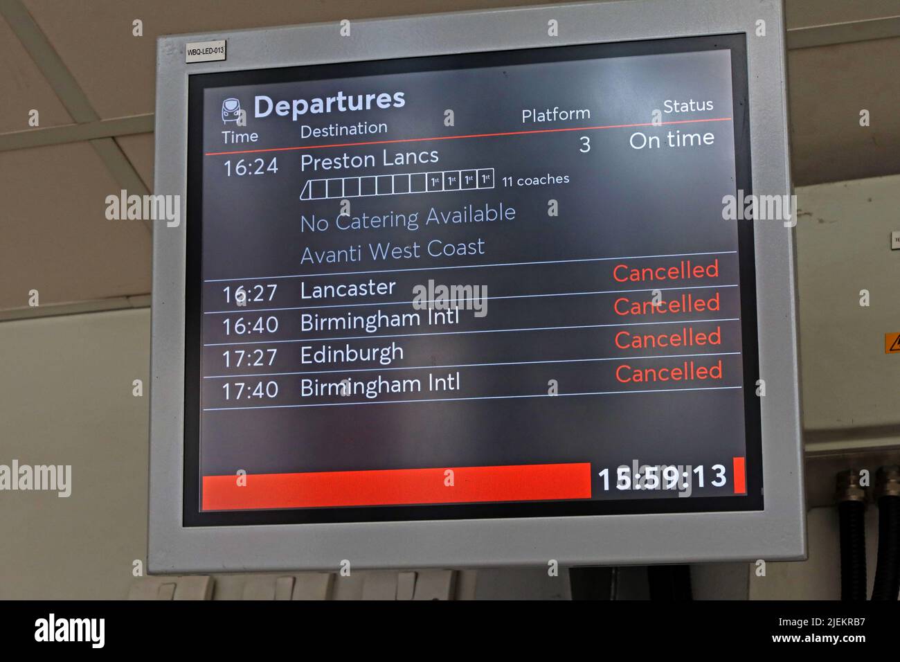 Stornierungen für Ankunfts- und Abflugzeiten werden angezeigt, während der RMT ASLEF Union Strikes, Warrington Bank Quay Bahnhof, Warrington,Cheshire,UK,WA1 1LW Stockfoto