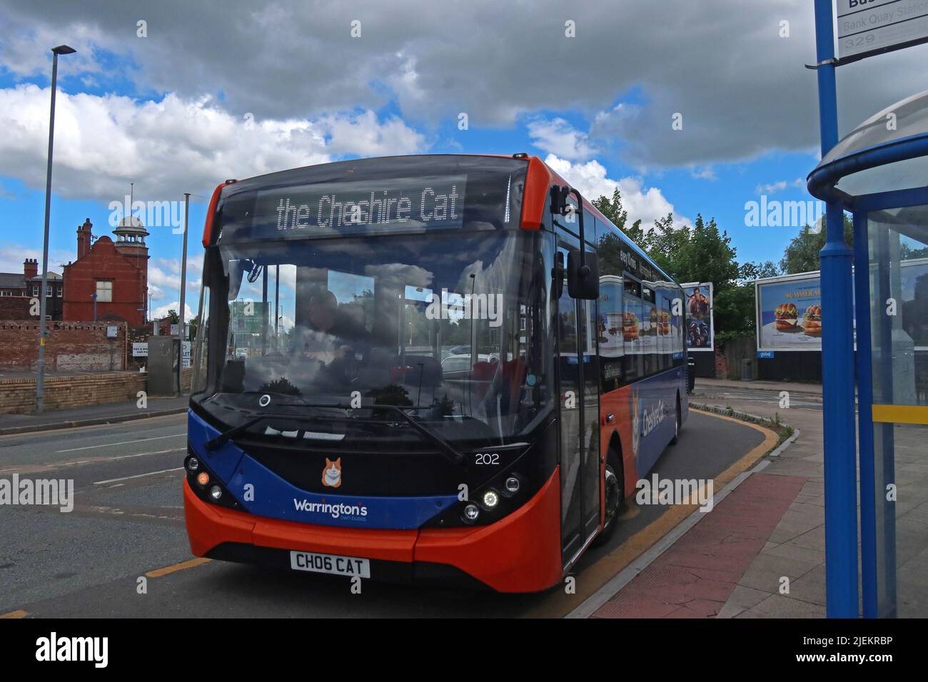 Der Cheshire Cat Bus 202 CH06 CAT, vor dem Bahnhof Warrington Bank Quay, Warringtons eigene Busse, Cheshire, England, Vereinigtes Königreich, WA1 Stockfoto