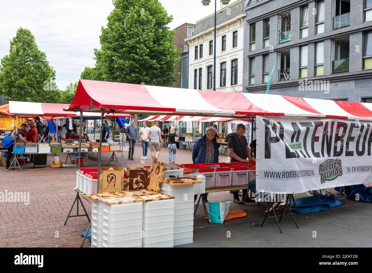 Leute auf dem Second Hand LP Plattenmarkt in Helmond, niederlande Stockfoto